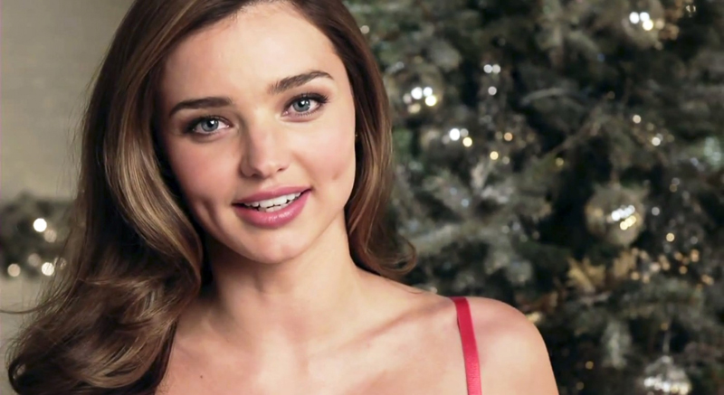 Modelka Miranda Kerrová ve vánočním videu značky Victoria's Secret popřála všem příznivcům spodního prádla od této firmy spolu s dalšími modelkami veselé Vánoce.